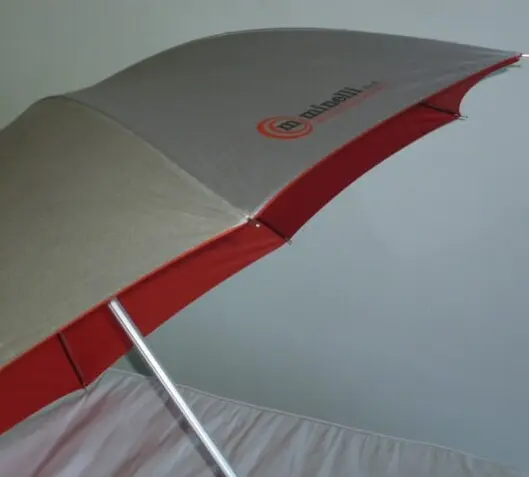 ombrello argento e rosso